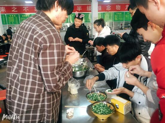 鄭州北大青鳥(niǎo)翔天信鴿學(xué)員冬至包餃子