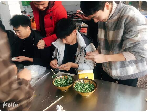 鄭州北大青鳥(niǎo)翔天信鴿學(xué)員冬至包餃子