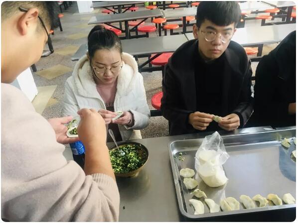 鄭州北大青鳥(niǎo)翔天信鴿學(xué)員冬至包餃子