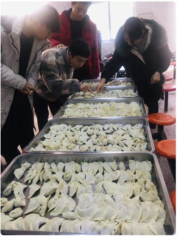 鄭州北大青鳥(niǎo)翔天信鴿學(xué)員冬至包餃子