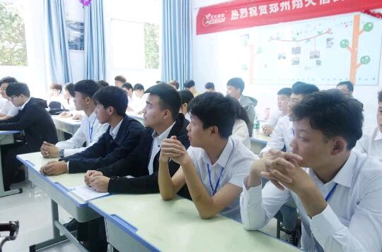 北大青鳥鄭州翔天信鴿B198開學(xué)典禮:高薪與夢想的開始