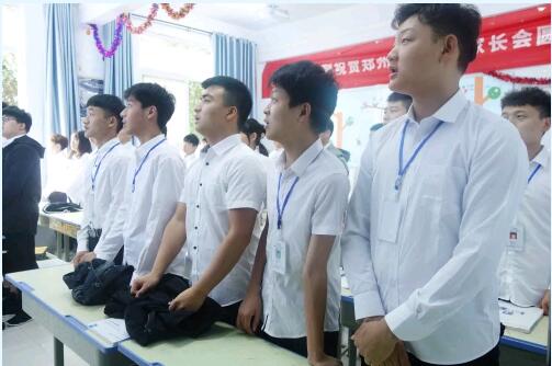 北大青鳥鄭州翔天信鴿B198開學(xué)典禮:高薪與夢想的開始