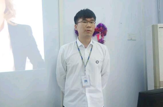 北大青鳥鄭州翔天信鴿B198開學(xué)典禮:高薪與夢想的開始