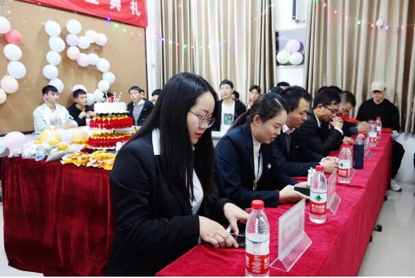 北大青鳥鄭州翔天信鴿KD15班開業(yè)典禮：走近企業(yè)，高薪就業(yè)