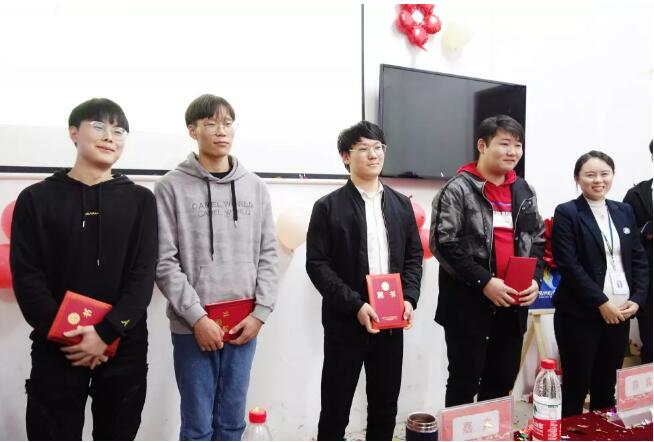 北大青鳥鄭州翔天信鴿KD15班開業(yè)典禮：走近企業(yè)，高薪就業(yè)