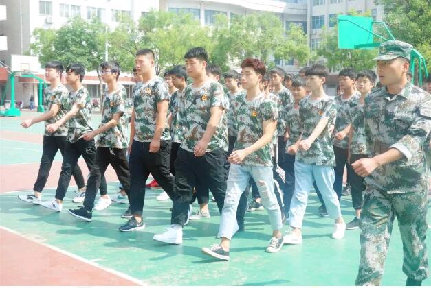 北大青鳥鄭州翔天信鴿啟蒙星軍訓(xùn)匯演