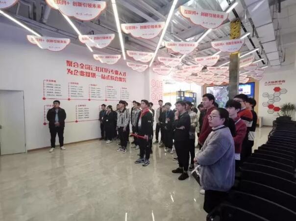 鄭州北大青鳥翔天信鴿學(xué)員參觀知名IT企業(yè)豬八戒網(wǎng)