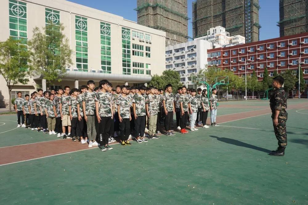 鄭州北大青鳥翔天信鴿軍訓(xùn)匯演書寫迷彩青春