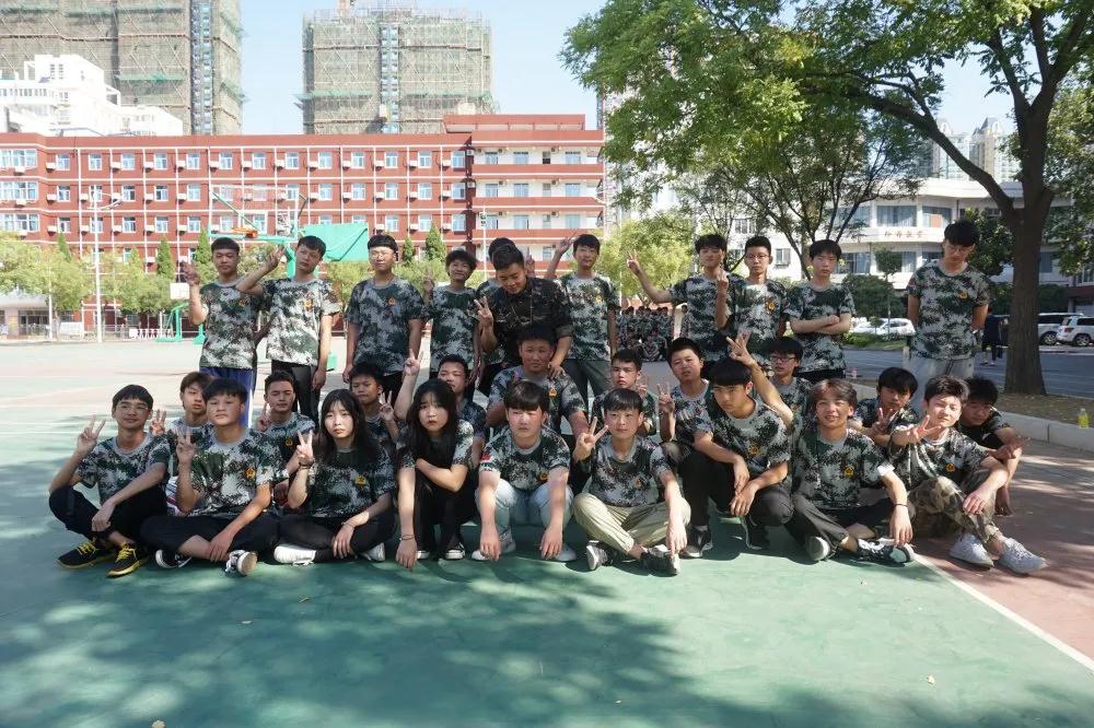 鄭州北大青鳥翔天信鴿軍訓(xùn)匯演書寫迷彩青春