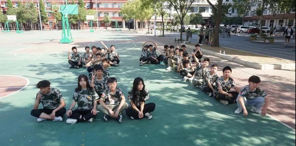 鄭州北大青鳥翔天信鴿軍訓(xùn)匯演書寫迷彩青春