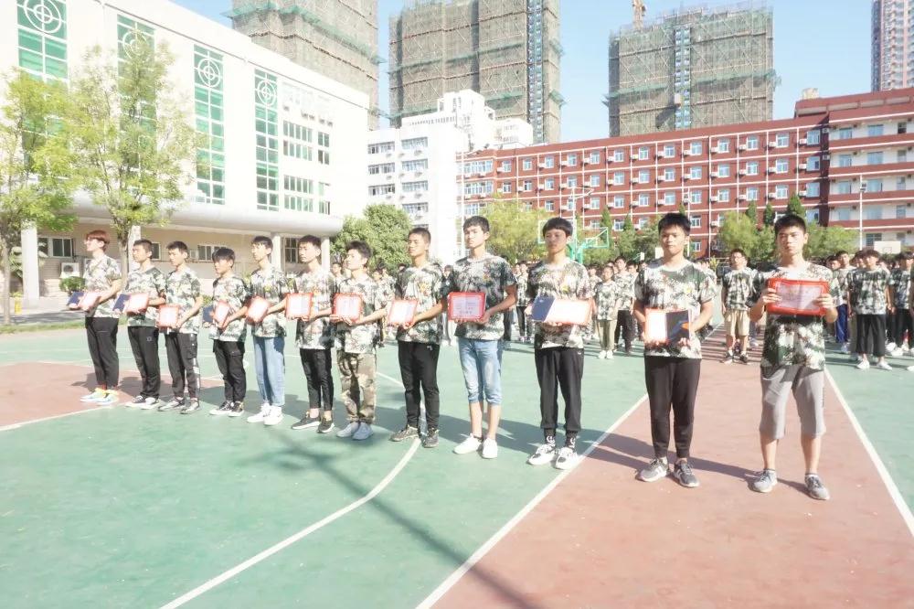 鄭州北大青鳥翔天信鴿軍訓(xùn)匯演書寫迷彩青春