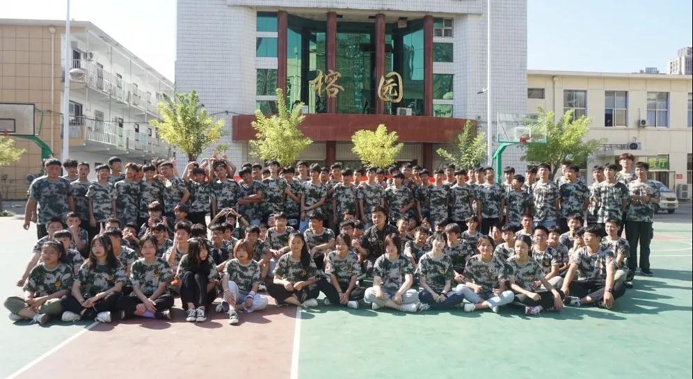 鄭州北大青鳥翔天信鴿軍訓(xùn)匯演書寫迷彩青春
