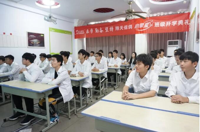 鄭州北大青鳥翔天信鴿Q2003班開學(xué)典禮