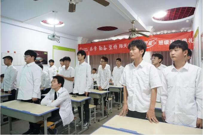 鄭州北大青鳥翔天信鴿Q2003班開學(xué)典禮