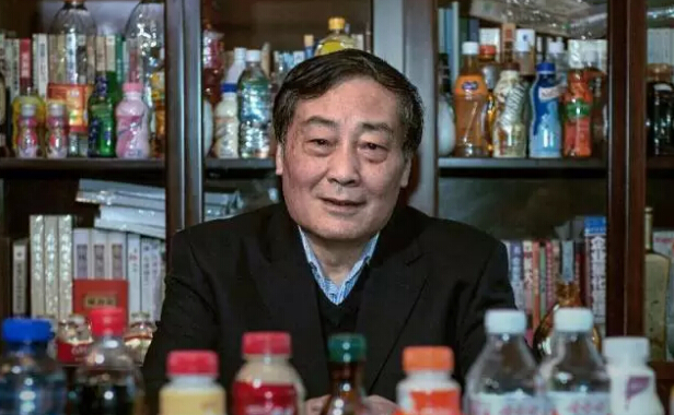 宗慶后辦公室:最個(gè)性 堆滿飲料瓶子