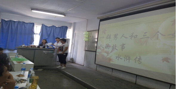 學(xué)生正在認真的猜燈謎